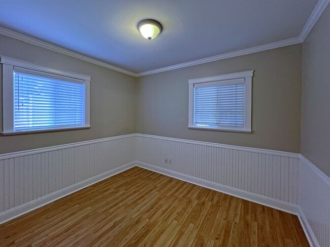Building Photo - Charming and updated 2 bedroom, 1 bath bun...