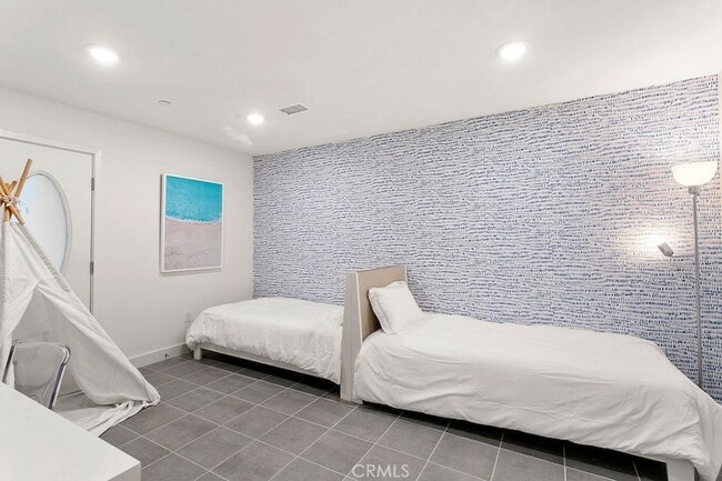 Building Photo - 3440 Doheny Way