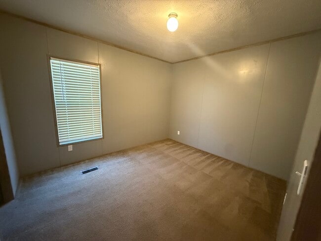 Building Photo - Beautiful mobile home for sale