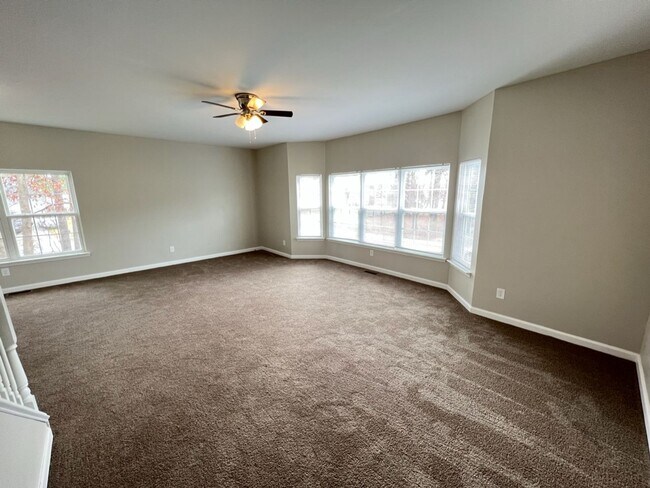 Building Photo - Beautiful Townhouse w/ 1st Floor Bedroom