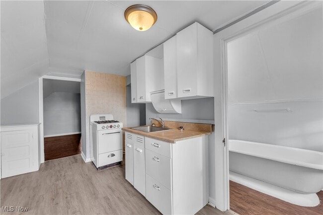 Building Photo - 14614 Glendale Ave