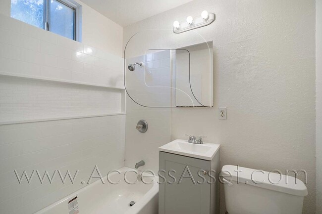 Building Photo - Charming Home in Historic Downtown Lake Elsinore!