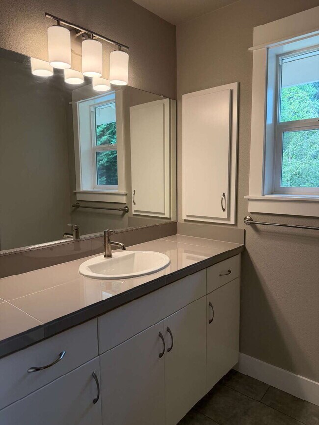 Building Photo - 3 Bed / 2 Bath Single-Family Home in West Linn