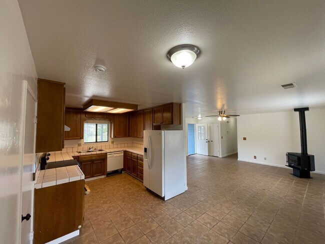 Building Photo - Fresh & Clean 3br with views