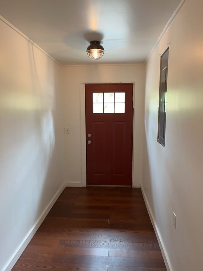 Building Photo - Wonderful Spacious 3-Bedroom 3 Bath with Over an Acre of Land with a Private Gate!