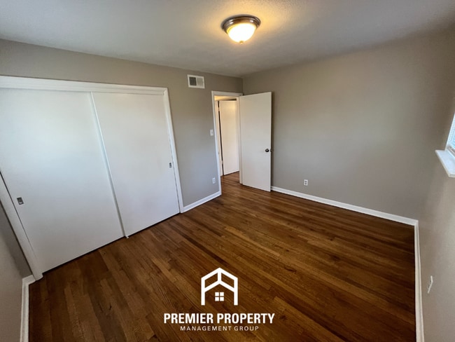 Building Photo - Beautiful 3BR/2BA Memphis Home with Hardwood Floors, Formal Dining & Fenced Yard