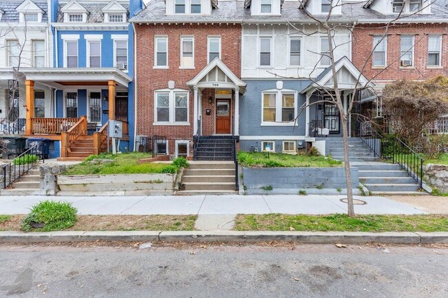 Building Photo - Excellent English Basement in Parkview!