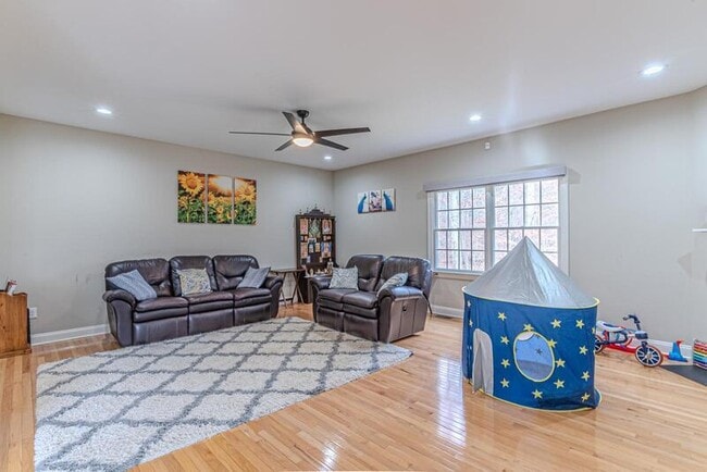 Building Photo - 305 Raymound Blvd