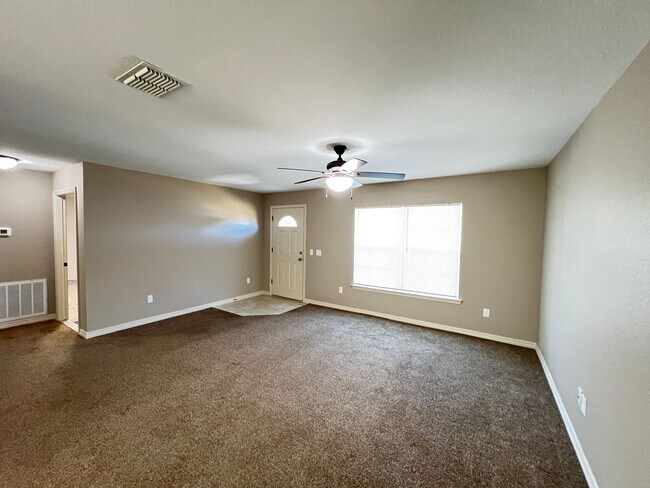 Building Photo - Beautiful 3 Bedroom, 2 Bathroom Home in Ocala!!