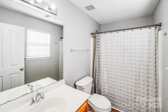 Building Photo - 5911 Vista Verde Ct