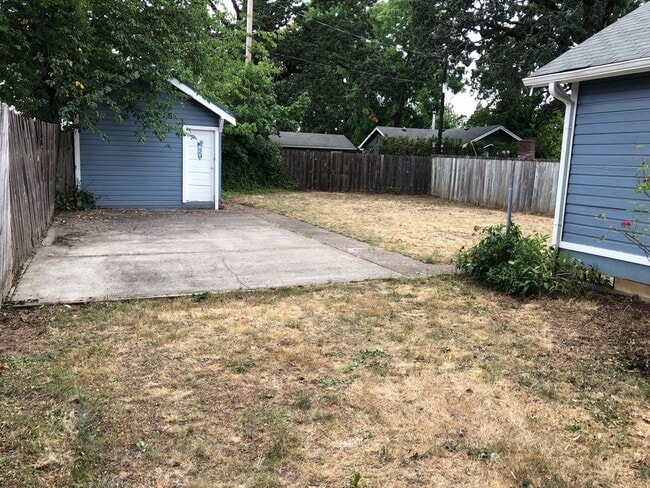 Building Photo - Comfortable 3-Bedroom Home with Huge Backy...
