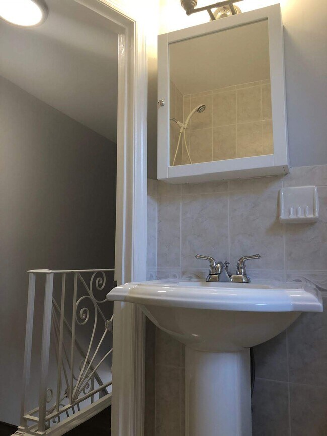 Building Photo - 2413 S Rosewood St