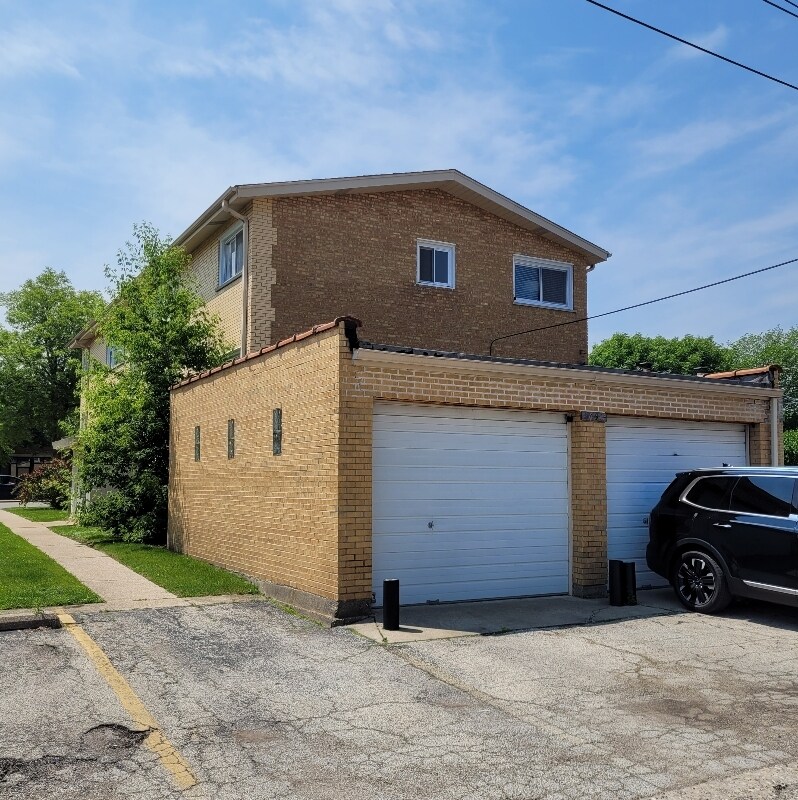 Building Photo - 5852 W Irving Park Rd