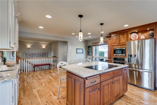 Building Photo - Amazing Views & Amazing 4 Bedroom/3 Bath H...