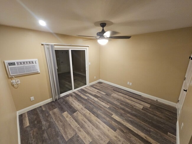 Building Photo - Encinitas Renovated Two Bedroom Apartment
