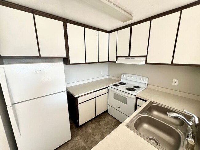 Building Photo - Charming 1-Bedroom Condo with Partial Bay Views & Summer Fireworks!