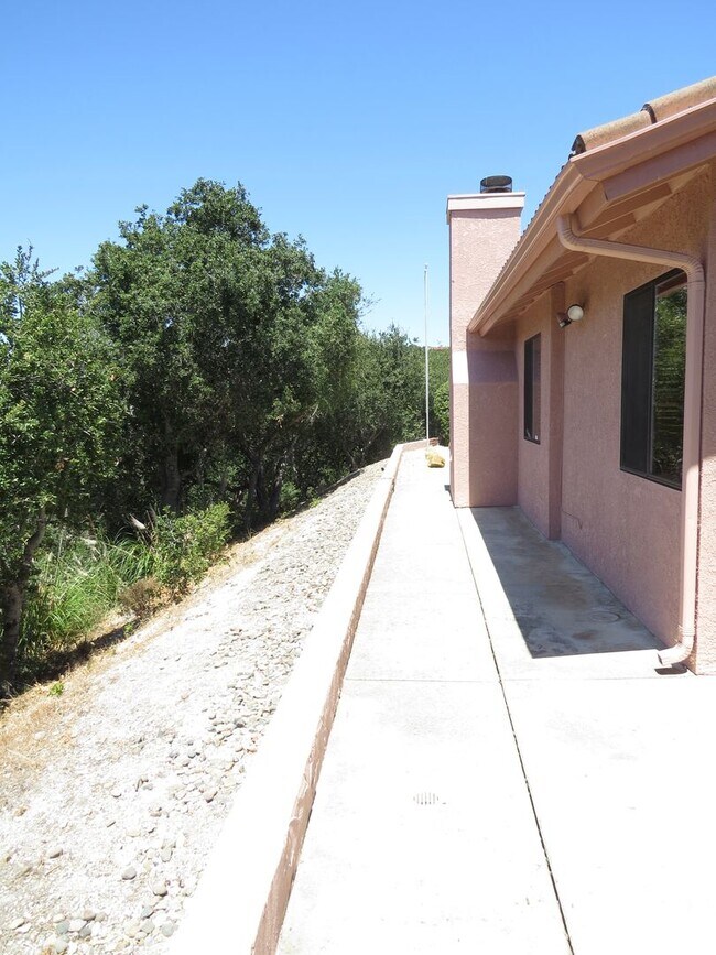 Building Photo - Fabulous Find!