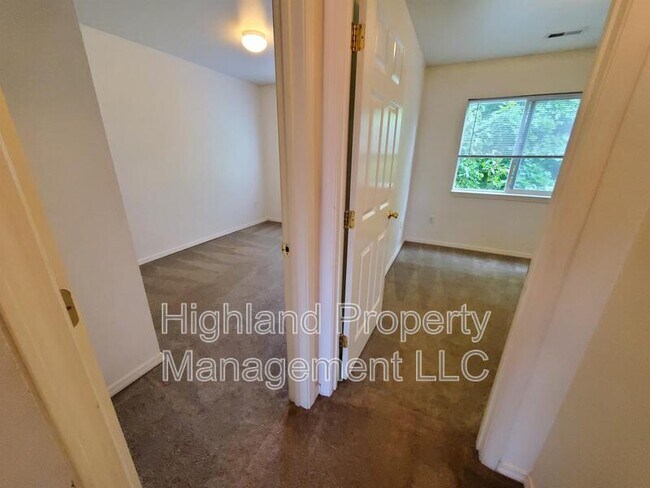 Building Photo - 322 NE Whitman St