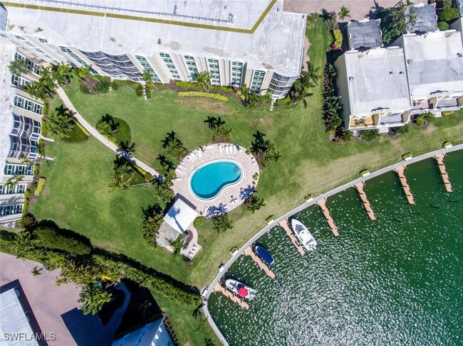 Building Photo - 400 Park Shore Dr