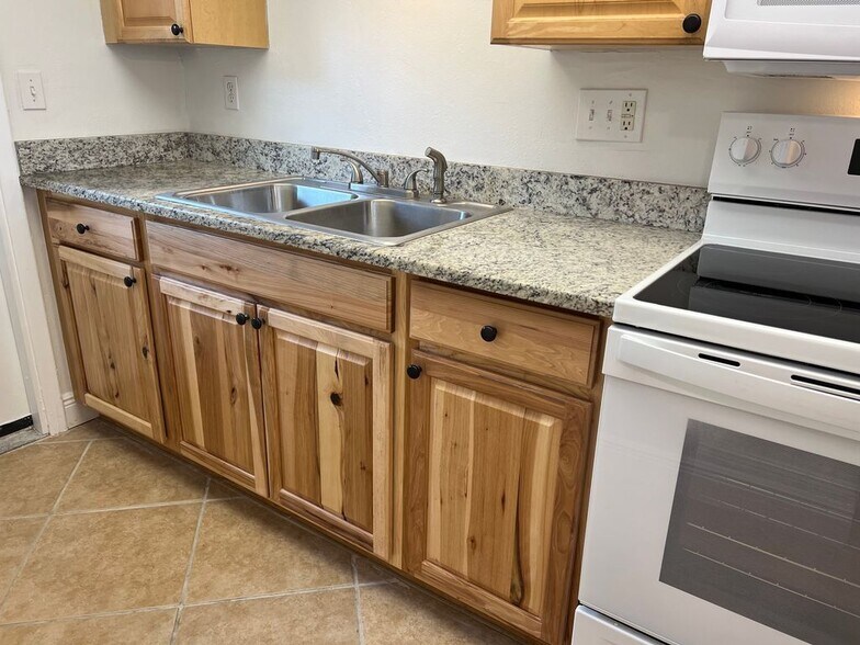 Building Photo - 710 Bayou Ave