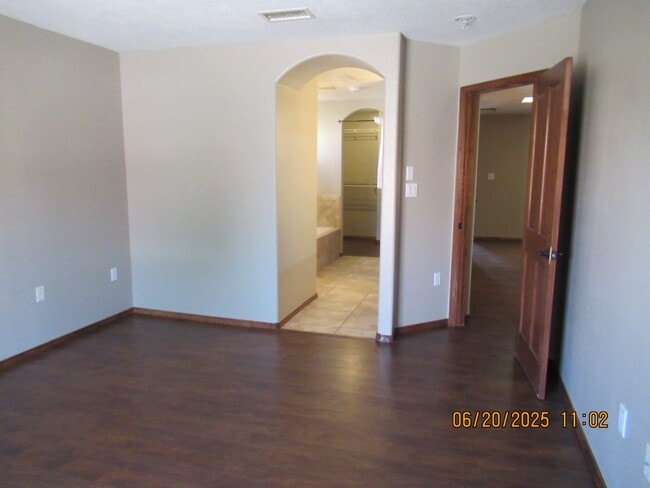 Building Photo - Massive 5Bed, 4Bath, 2Story Home Located i...