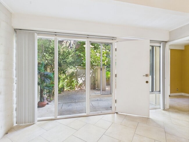 Building Photo - Spacious 2 bedroom condo available in Nort...