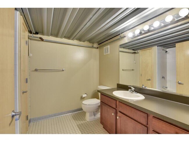 Building Photo - 521 S 7th St