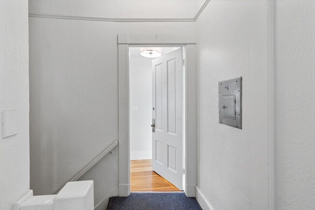 Building Photo - Fully Renovated 1 Bedroom in Downtown Palo...