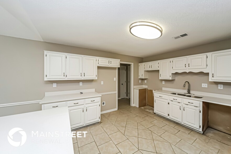 Building Photo - 6750 Lake Point Cir