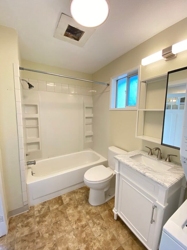 Building Photo - $1,650 - 2 Bed / 1 Bath Spacious House in ...