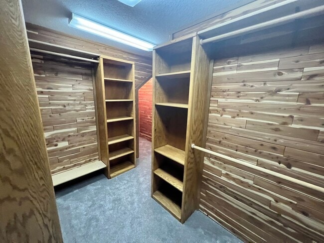Building Photo - Amazing 1 Bedroom/ 1 Bath Duplex Unit- ava...