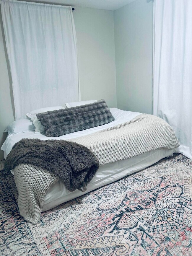 Building Photo - 3403 Hi St