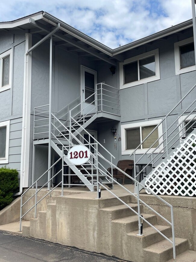 Building Photo - Convenient Florida Road Condo