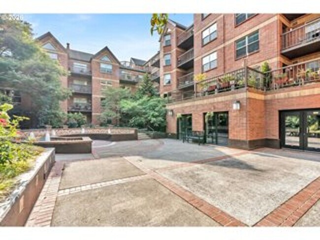 Building Photo - 1500 SW Park Ave
