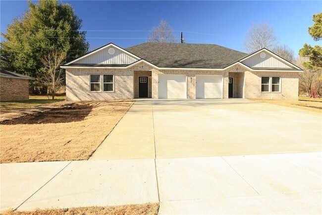 Building Photo - 655 N Genevieve Ave