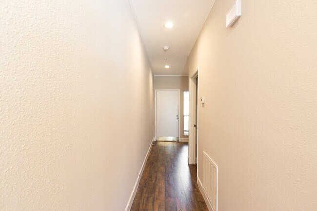 Building Photo - 401 Lakeside Ln