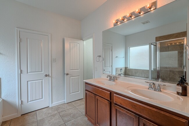 Building Photo - 174 Black Swan Pl