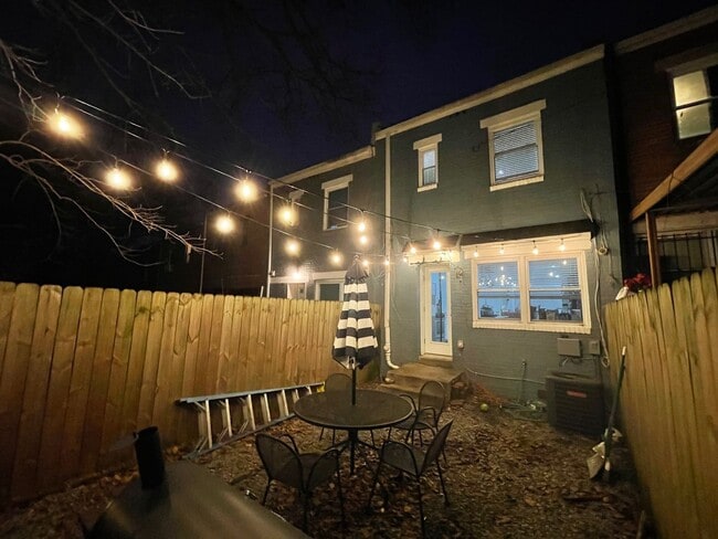 Building Photo - Spacious 2BR Townhouse with Backyard & Bon...