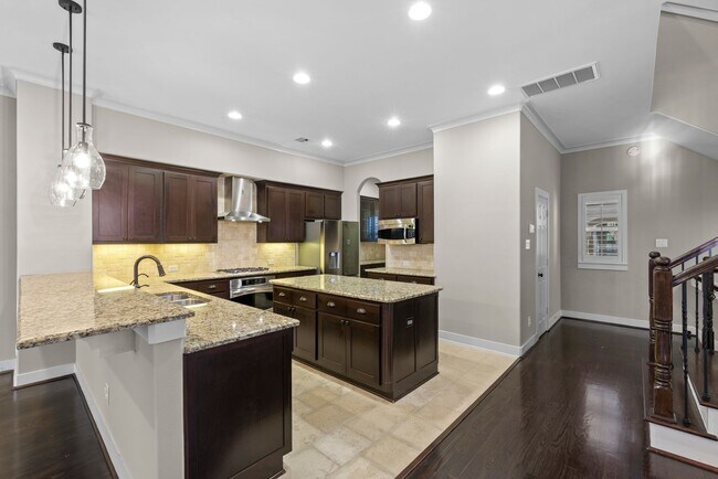 Building Photo - Stunning Single-Family Home in the Heart o...