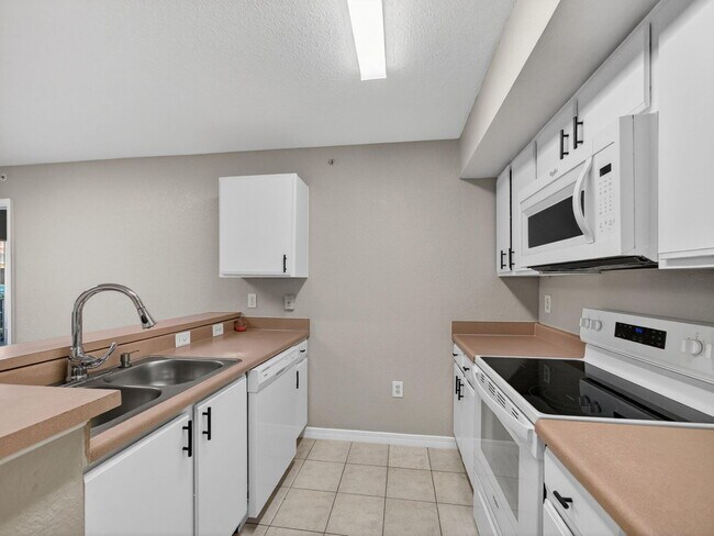 Building Photo - 121 SW Palm Dr