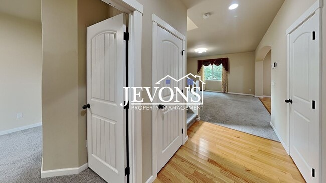 Building Photo - Spacious 5-bedroom home in a great community with 2-car garage, washer and dryer, just minutes fr...