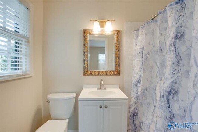 Building Photo - 814 Cleermont Dr SE