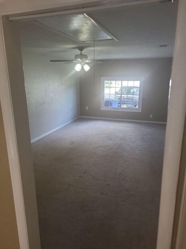 Building Photo - Lovely Updated 3-Bedroom Home with Spaciou...