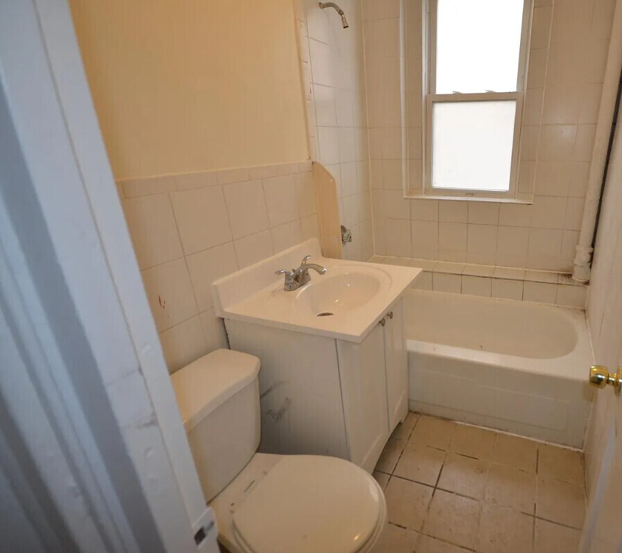Building Photo - 239 Kelton St
