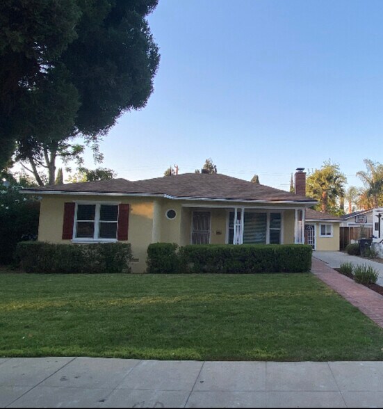Freshly painted exterior - 4227 Edgewood Plz