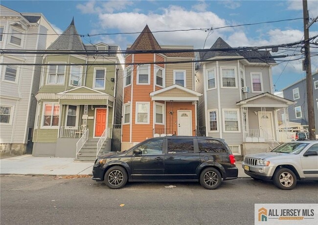 Building Photo - 362 1/2-362 New St