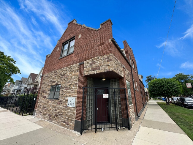 Primary Photo - 2301 N Lockwood Ave