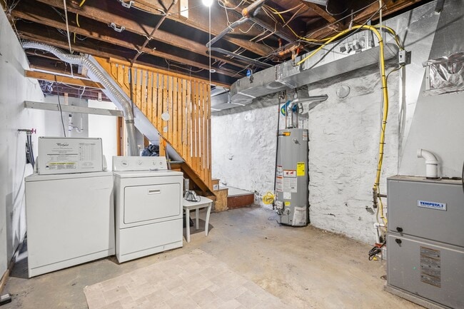 Building Photo - Three Bedroom + Den in the Heart of Bloomfield - Available October 10th!