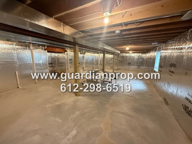 Building Photo - Fully Updated House on 3 1/2 Acres for Oct...