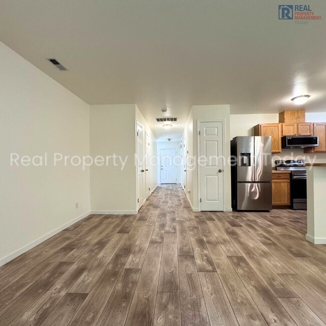 Building Photo - Cozy 2 Bedroom Townhouse + Garage Near Lak...